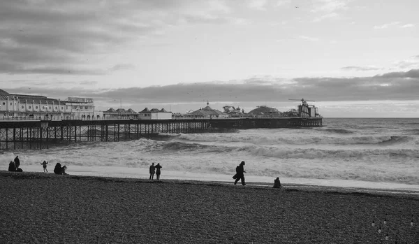 Graustufenblick Auf Die Küste Von Brighton Und Eine Alte Seebrücke — Stockfoto