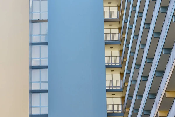 Ângulo Baixo Close Tiro Fachada Edifício Com Varandas — Fotografia de Stock