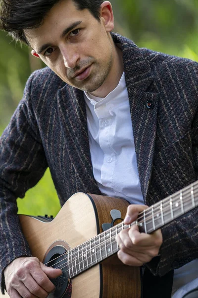 Retrato Vertical Hombre Caucásico Tocando Guitarra —  Fotos de Stock