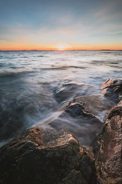 Onde Che Schizzano Sulle Rocce Catturate Con Lunga Esposizione — Foto Stock