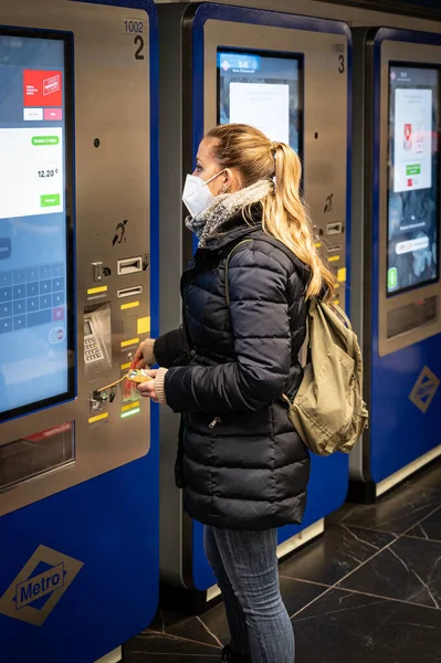 Ragazza Con Una Maschera Che Compra Biglietto Della Metropolitana Macchina — Foto Stock