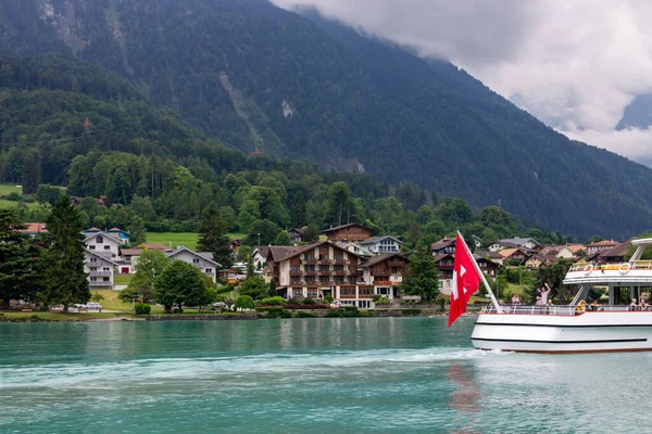 Boat Lake Brienz Passing Small Town Surrounded Alps Interlaken Switzerland — Stock Photo, Image