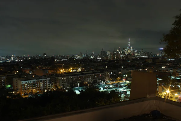 Uma Vista Horizonte Nova Iorque Edifícios Uma Varanda Com Luzes — Fotografia de Stock