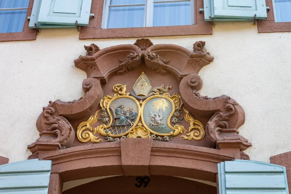 ヨーロッパ ドイツ フライブルクのダウンタウンにある歴史的建造物の美しい外観 — ストック写真