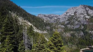 Dağlarla çevrili büyüleyici bir göl manzarası