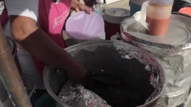 Playa del Carmen, Meksika 'da sokakta tamale satan bir kadının yakın çekim görüntüleri..