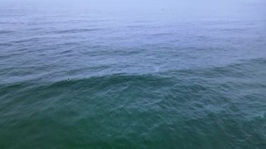 Okyanus çevresinde, Yeni Güney Galler 'de dalgaların çarpmasıyla oluşan yavaş bir hava hareketi.