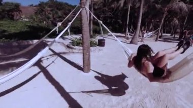 Xcaret Park 'ta bir hamakta sallanan Kafkas kadının görüntüsü.