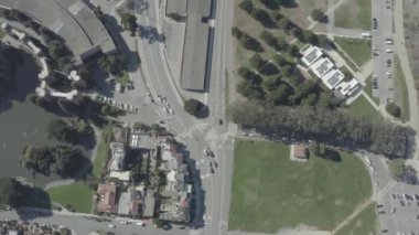 Güzel Sanatlar Sarayı yakınlarındaki trafik, San Francisco, Kaliforniya Marina Bölgesi 'nde yer almaktadır..