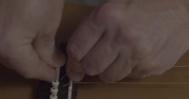 Filmación Atar Cuerda Guitarra Cámara Lenta — Vídeos de Stock