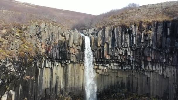 Eine Antenne Eines Wasserfalls Der Einem Düsteren Tag Die Felsen — Stockvideo