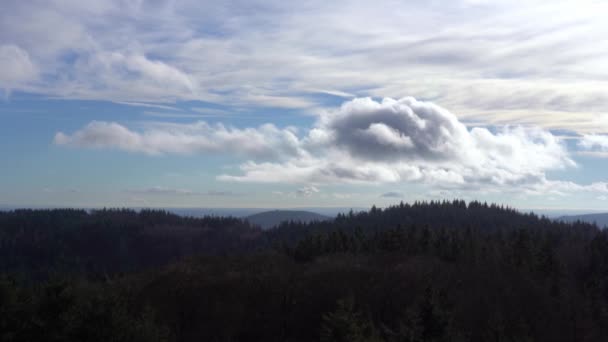 Teltschikturm Yakınlarındaki Odenwald Dağların Ağaçların Üzerinden Beyaz Bir Bulut Geçiyor — Stok video