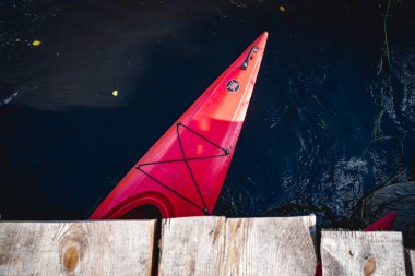 Polonya 'nın Gdansk kentindeki ahşap bir limanın altındaki kırmızı bir kanonun üst görüntüsü.