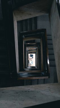 Yukarıdan dikdörtgen bir merdiven görüntüsü