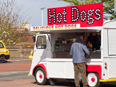 Manchester UK 9 Nisan 2022 Eski fast food hot dog minibüsü futbol sahasının dışında müşterilere servis yapıyor