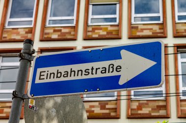 Einbahnstrasse, Freiburg, Almanya 'da tek güzergah sokak tabelası
