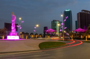 Erbil, Irak 'taki modern imparatorluk şehri, Kürdistan bölgesinin akşam ışıklarıyla başkenti.