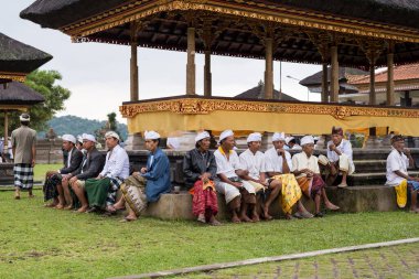 Endonezya, Bali 'deki Pura Bratan Tapınağı' nda dua eden insanlar