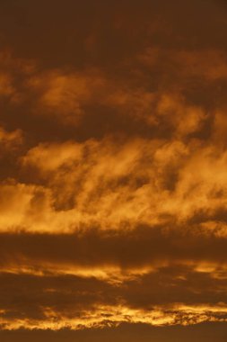 Gün batımında bulutlu gökyüzünün mükemmel arkaplanı