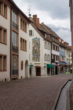 Freiburg 'daki eski kasaba binalarının ön cephelerinin dikey görüntüsü. Almanya.