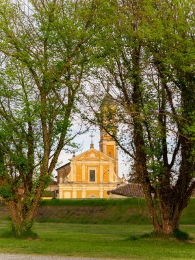 San Nazzaro, Monticelli, Piacenza, Emilia Romagna İtalya 'da gün batımı Po nehri parkında