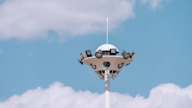 Gökyüzüne karşı direğin üzerinde bir lamba atışı