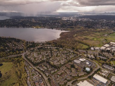 Sammamish Gölü ve Washington, ABD 'deki Bellevue şehrinin havadan görünüşü