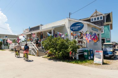 ABD 'deki Ocracoke Adası Halk Meydanı' nda yürüyen ve bisiklete binen ziyaretçilerin yakın çekimi