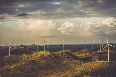 Dağlarda güzel bir yel değirmeni görüntüsü