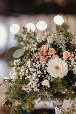 Düğün süslemelerinin yakın çekimi.