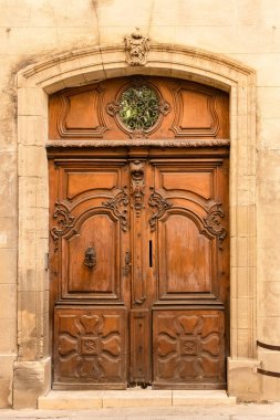 Avignon, eski ahşap bir kapı, Fransa 'nın güneyinde tipik bir bina.
