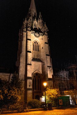 Oxford 'daki St. Mary Üniversitesi Kilisesi' nin dikey çekimi.