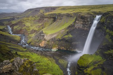 Şelale, İzlanda 'nın güneyindeki Hekla volkanı yakınlarında yer almaktadır..