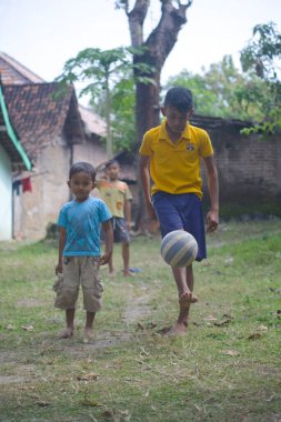 Jakarta, Endonezya - futbol oynayan Asyalı çocuk. Futbol oynayan Asyalı çocuk