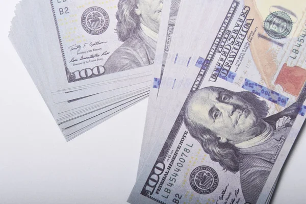 Eine Nahaufnahme Von Hundert Dollar Banknoten Isoliert Auf Weißem Hintergrund — Stockfoto