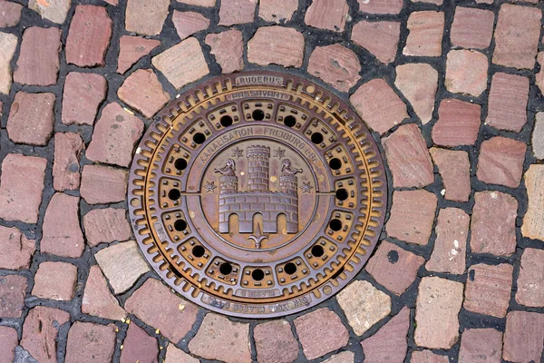 Ein Eisernes Schild Einem Kanalschacht Einer Steinstraße Der Freiburger Innenstadt — Stockfoto
