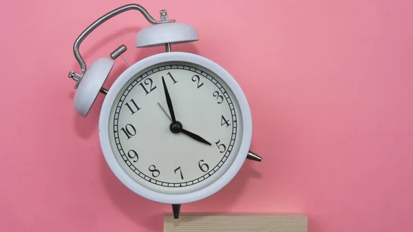 Enfoque Selectivo Despertador Blanco Sobre Fondo Rosa Despertador Blanco Caído — Foto de Stock