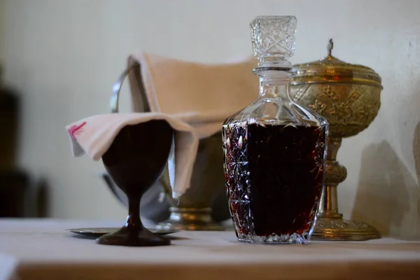 Closeup Glass Wine Jar Old Ancient Cups Table — Stock Photo, Image