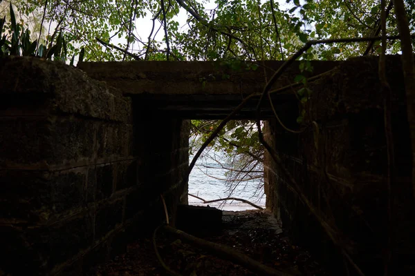 Primo Piano Una Vecchia Finestra Edificio Con Vista Sul Mare — Foto Stock