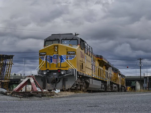 一辆柴油火车头停在西雅图的加油站 — 图库照片
