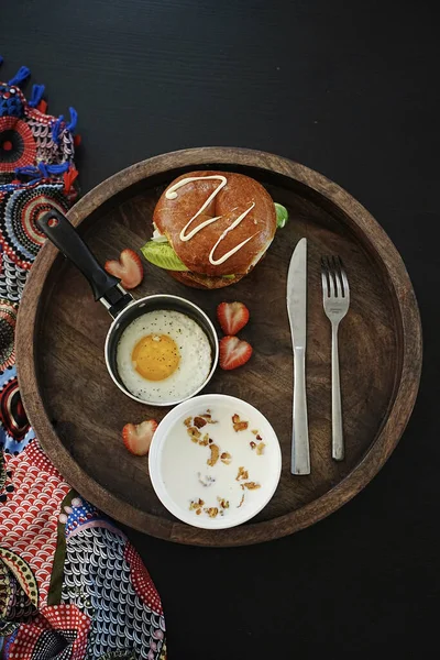 Tirada Vertical Huevos Fritos Una Sartén Con Tostadas Leche Sándwich —  Fotos de Stock