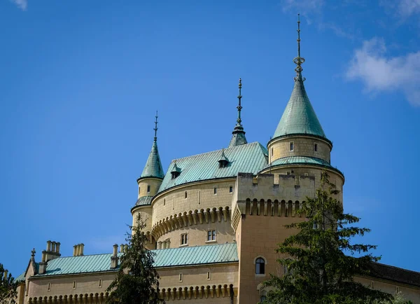 Château Bojnice Avec Des Dômes Bleus Contre Ciel Bleu Slovaquie — Photo