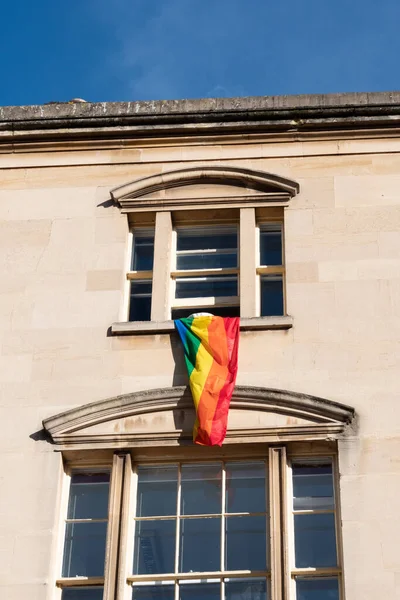 Una Bandera Arcoíris Lgbt Colgando Una Ventana Oxford Reino Unido — Foto de Stock