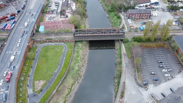 川にかかる鉄橋の空中写真 — ストック写真