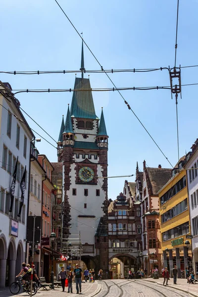 Vertikal Bild Den Vackra Martin Gate Klocktornet Centrum Freiburg Tyskland — Stockfoto