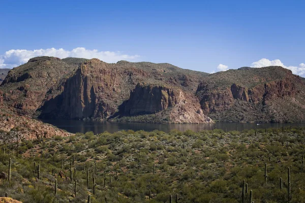 Karga Bergskullar Stranden Canyon Lake Arizona — Stockfoto