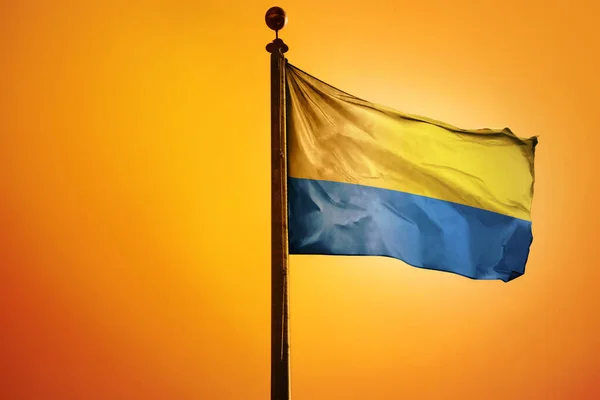Uma Interpretação Uma Bandeira Ondulante Ucrânia Pólo Fundo Laranja — Fotografia de Stock