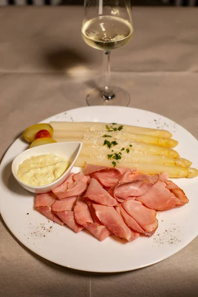 Delicioso Jamón Espárragos Blancos Salsa Bolzano Plato Blanco — Foto de Stock