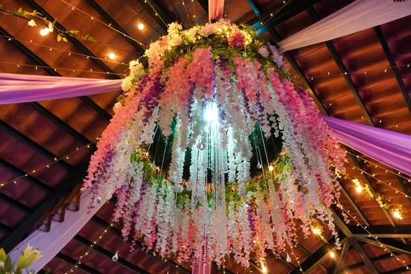 Een Kristale Lamp Armatuur Een Bruiloft Receptie — Stockfoto