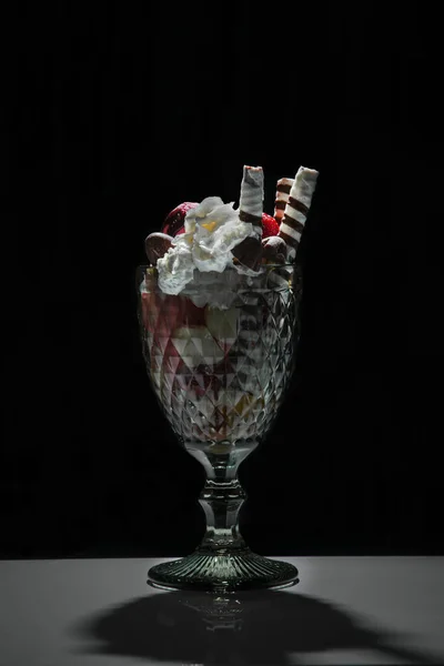 Вертикальный Крупный План Вкусного Десерта Мороженым Вафлями Стакане — стоковое фото